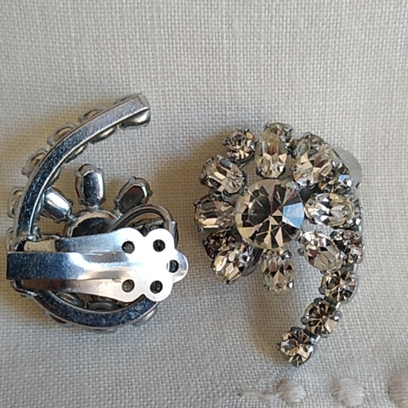 Vintage Rhinestone Swirling Clip On Earrings - Picture 5 of 5
